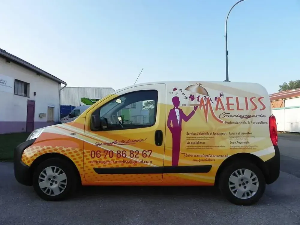 Publicité voiture près de Calais